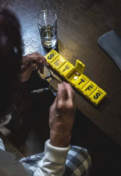 Femme âgée prendre des pilules de la boîte. Soins de santé et concept de vieillesse — Photo