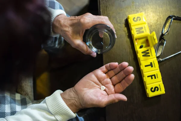 Las mujeres mayores toman pastillas de la caja. Salud y concepto de vejez — Foto de Stock