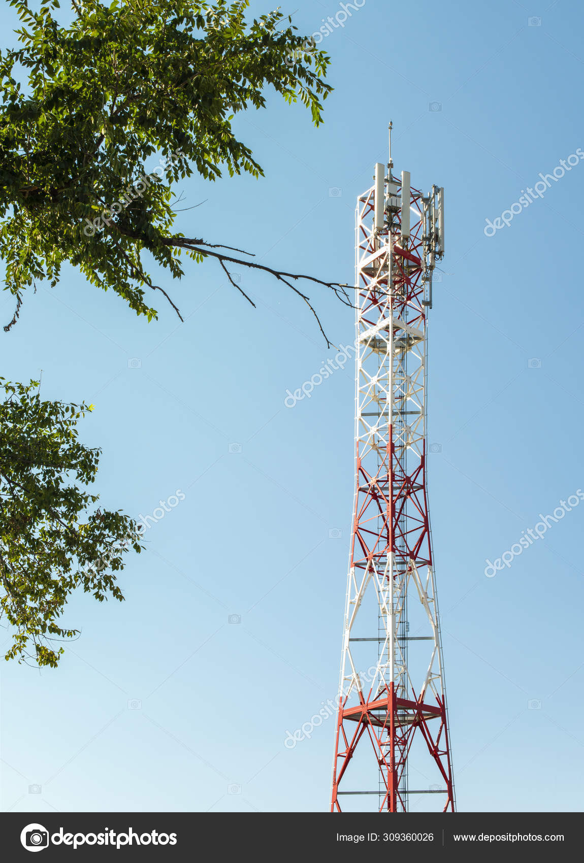 Antena 5G para la distribucion de Internet de alta velocidad. Repetidores 5G ou Foto de stock 309360026 deyangeorgiev2