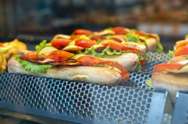 Barda rafta sandviç. Vitrin Lambası. 