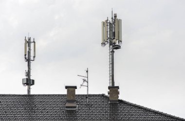 Evin üstünde 5g antenler. Çatıdaki antenler ve vericiler.