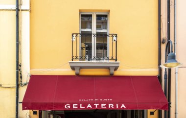 İtalyan dondurma dükkanı. Metin gelateria üzerinde güneşlik.