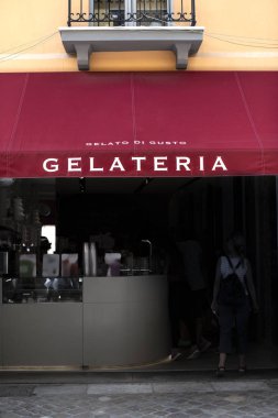 İtalyan dondurma dükkanı. Metin gelateria üzerinde güneşlik.