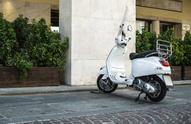 İtalyan caddesinde beyaz İtalyan scooterı. Tipik İtalyan archite