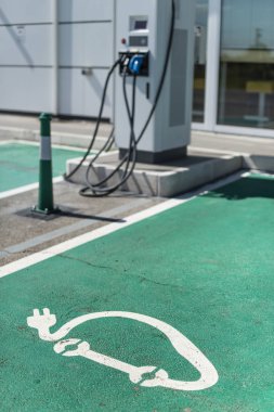 Elektrik şarj istasyonu. Araba şarj etmek için elektrikli fiş. Araba ch