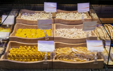 Süpermarkette İtalyan makarnası. Taze makarna.