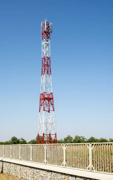 Yüksek hızlı internet dağıtımı için 5g anten. 5g tekrarlayıcılar ou — Stok fotoğraf