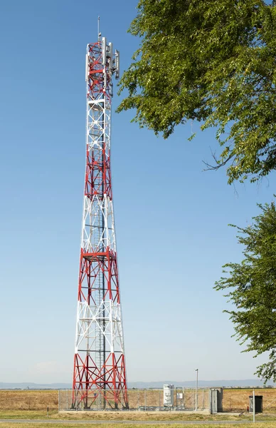 Antenna 5G per la distribuzione internet ad alta velocità. Ripetitori 5G ou — Foto Stock