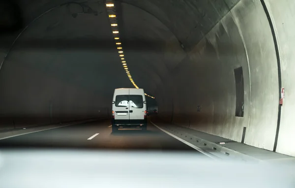 Ônibus viajando em túnel rodoviário . — Fotografia de Stock