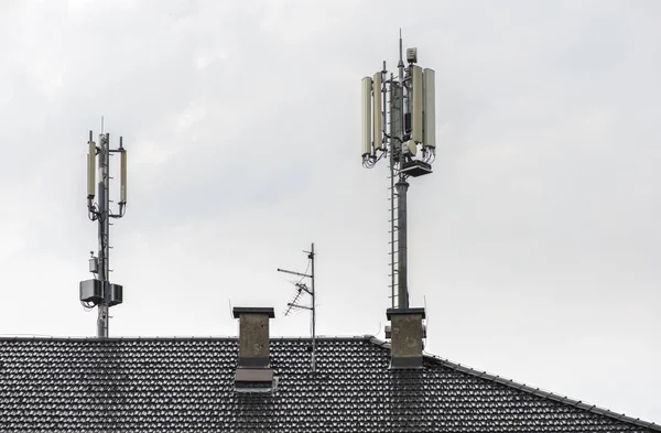 Antenas 5G en la parte superior de la casa. Antenas y transmisores en el techo . —  Fotos de Stock