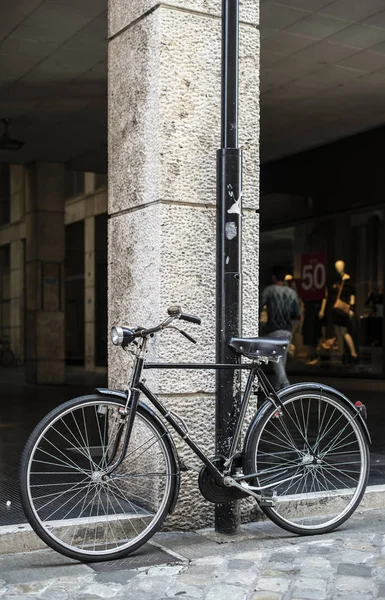 Black bike in front of fashion shop on italian street. — Stock Photo, Image