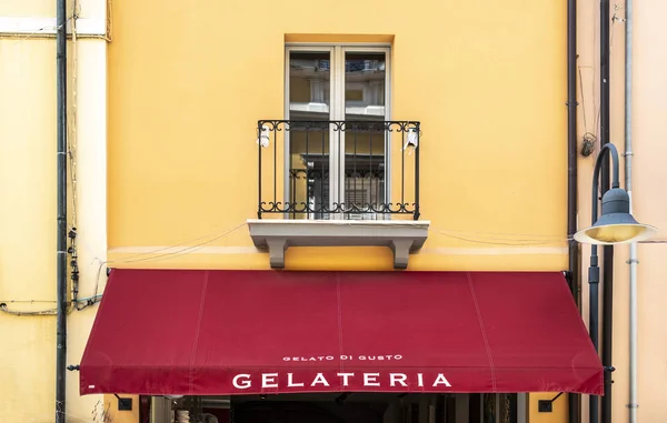 Italian ice cream shop. Text gelateria on sunshade. — Stock Photo, Image