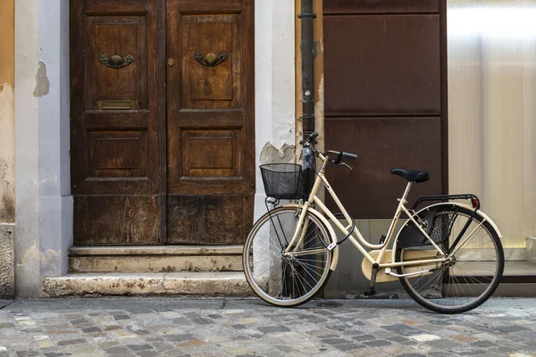 Bicicletta beige con cesto su strada italiana. Tipico archit italiano — Foto Stock