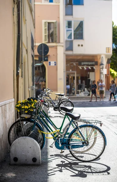 自行车安装在意大利街上的自行车架上. — 图库照片