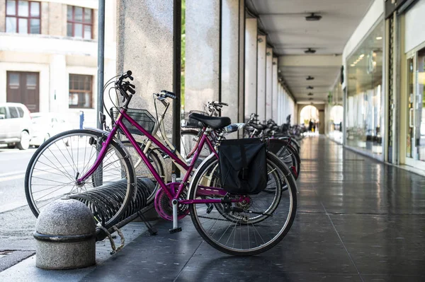 Biciclette montate su un portabiciclette su strada italiana . — Foto Stock