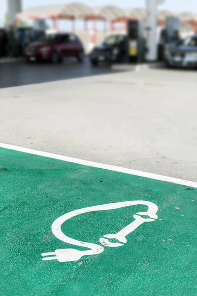 Symbol nabíjení automobilu namalovaný na asfaltu. — Stock fotografie