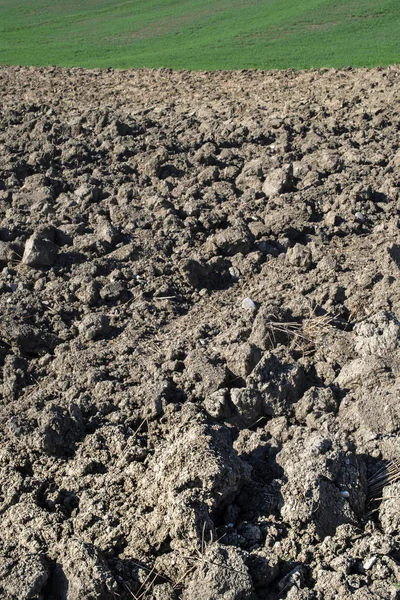 El suelo arado se cierra. Día soleado . — Foto de Stock