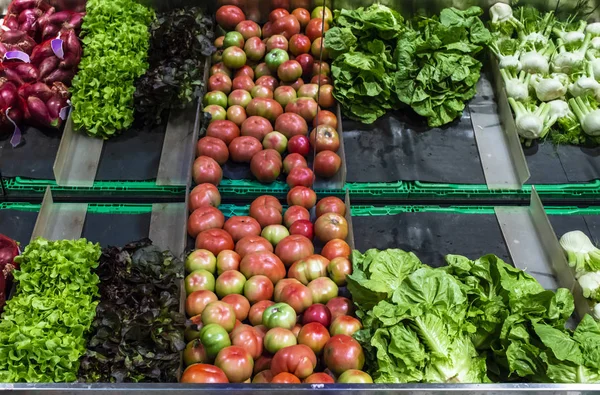 Warzywa na półce w supermarkecie. — Zdjęcie stockowe