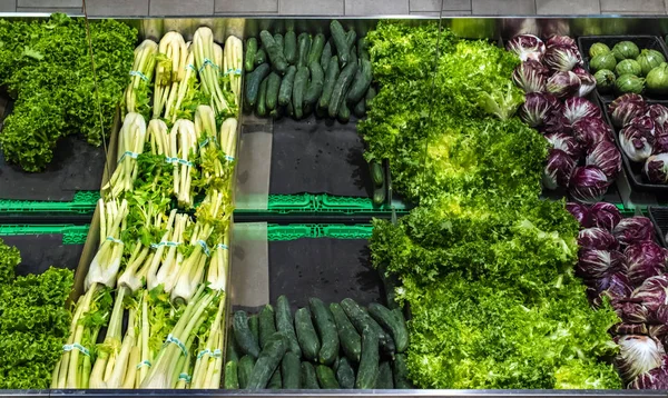 Légumes sur étagère au supermarché . — Photo