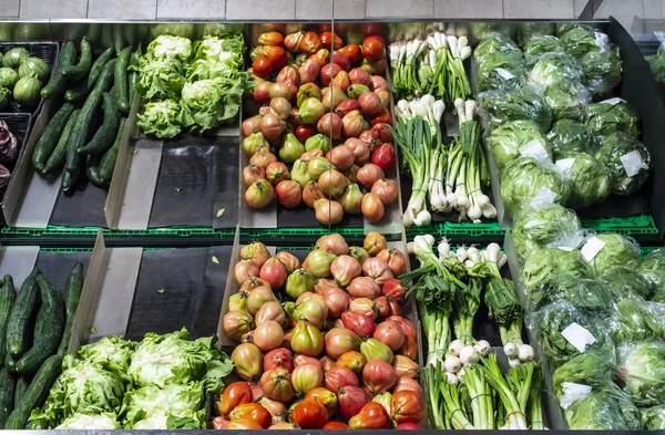 Verduras en estantería en el supermercado . — Foto de Stock