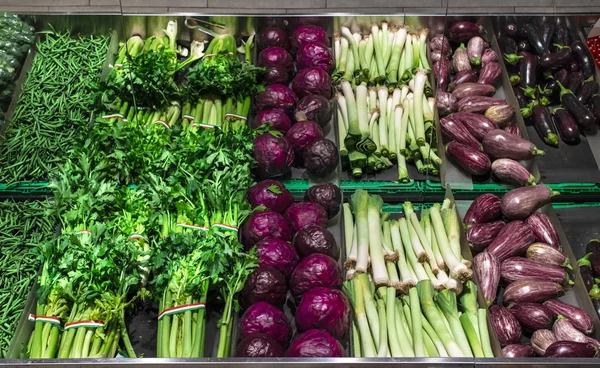 Vegetables on shelf in supermarket. — Stock Photo, Image