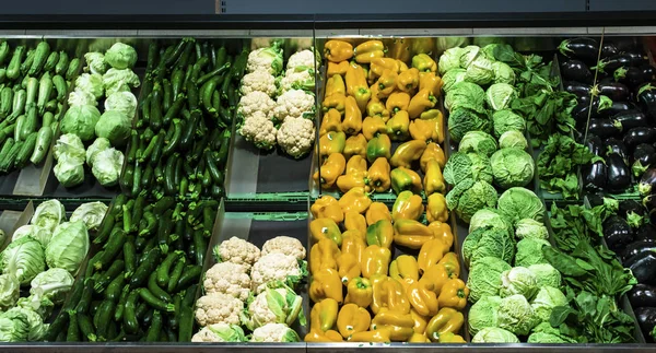 Legumes na prateleira no supermercado . — Fotografia de Stock