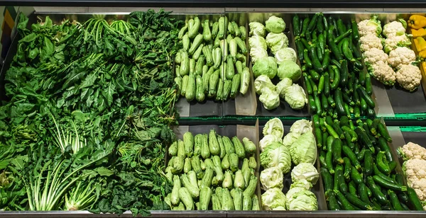 Gemüse im Supermarktregal. — Stockfoto