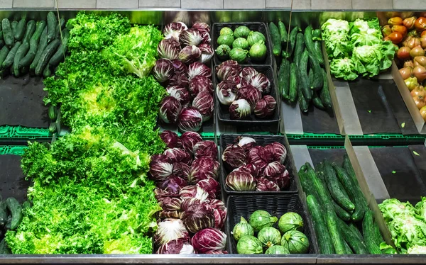 Verduras en estantería en el supermercado . — Foto de Stock