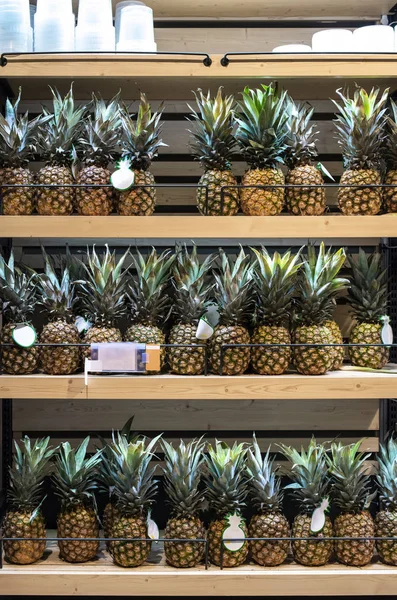 Ananas im Regal im Supermarkt. — Stockfoto