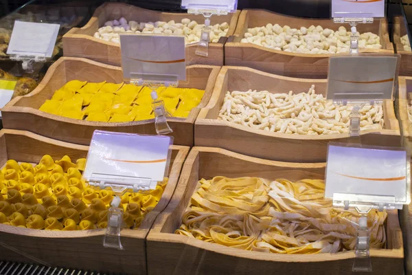 Italian pasta in supermarket. Fresh pasta. — Stock Photo, Image