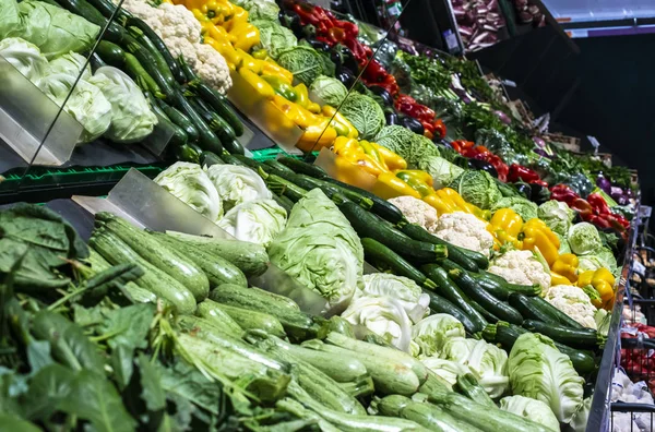 Gemüse im Supermarktregal. Kohl, Zucchini, Pfeffer und — Stockfoto