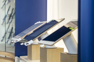 Telekomünikasyon dükkanındaki cep telefonları rafta. Işıklar Gsm üzerinde 