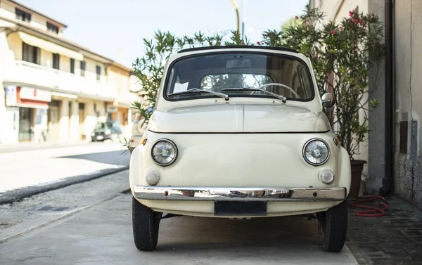 意大利老式小车 米色的旧车停在老房子的正面和花朵前 — 图库照片