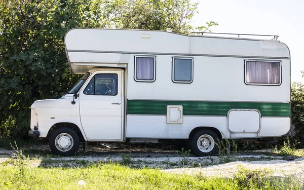 Autobús camper blanco viejo. furgoneta Vintage . —  Fotos de Stock