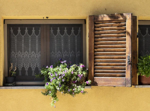 Typisch italienische Fassade mit Fenster. Italienisches Haus. — Stockfoto
