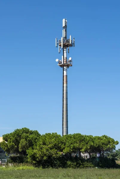 5G 안테나 가 도시 외곽에 있어. 자연계에 있는 GSM 안테나. — 스톡 사진