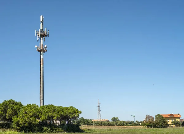 Antena 5G fora da cidade. Antena GSM na natureza . — Fotografia de Stock