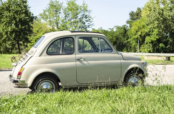 Carro cor bege vintage. Um pequeno carro velho. Carro italiano . — Fotografia de Stock