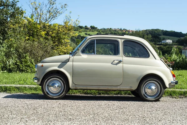 Vintage béžové barevné auto. Malé staré auto. Italské auto. — Stock fotografie