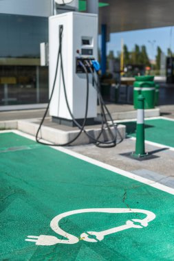 Elektrik şarj istasyonu. Araba şarj etmek için elektrikli fiş. Araba ch