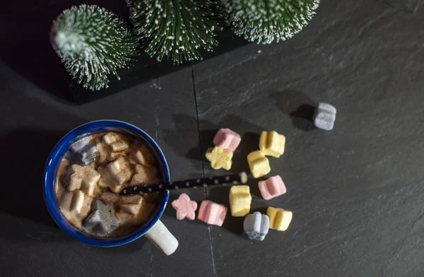 Kopp med mjölk och marshmallow till jul — Stockfoto