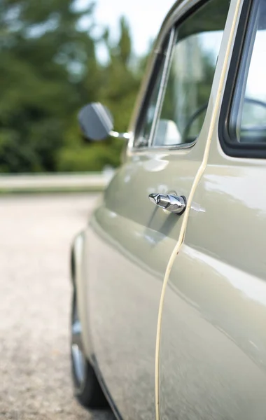 Klasik bej renkli araba. Küçük eski bir araba. İtalyan arabası. — Stok fotoğraf