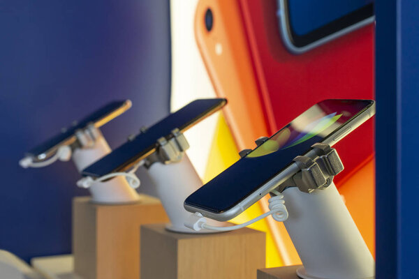 Телефоны на полке в телекоммуникационном магазине. Свет над GSM
 