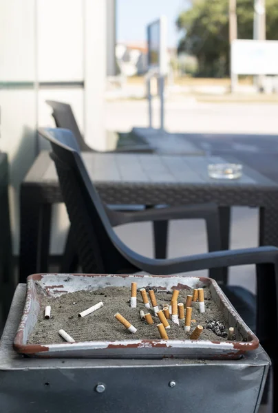 모래로 뒤덮인 재떨이와 묻은 담배. — 스톡 사진