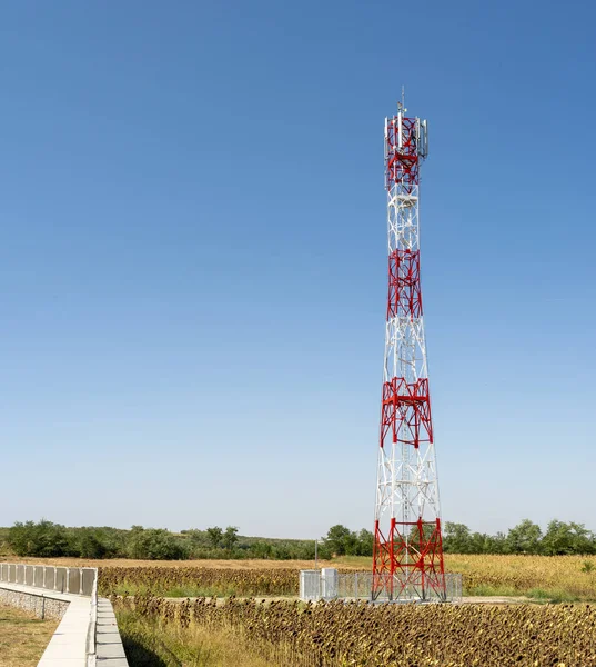 5G antenna a nagy sebességű internet-disztribúciós. 5G ismétlők OU — Stock Fotó