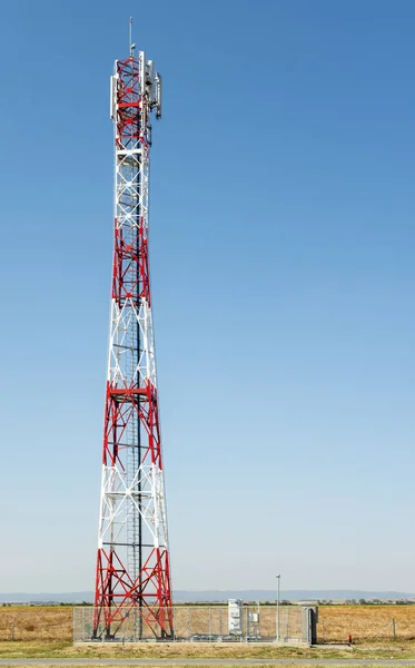 Antena 5G para la distribución de Internet de alta velocidad. Repetidores 5G ou —  Fotos de Stock