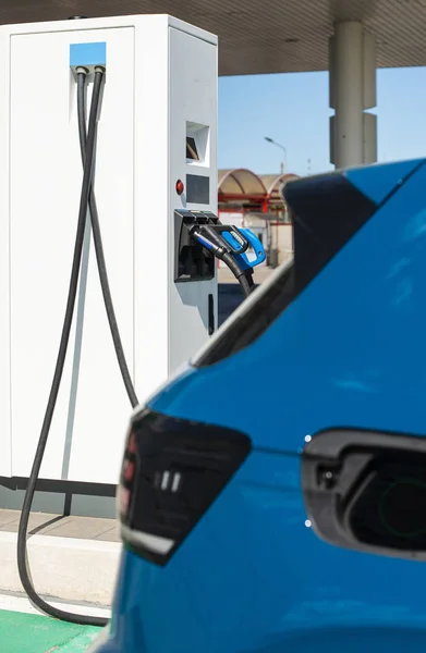 Elektroauto an der Tankstelle. blaues Auto und Stecker für Kohle — Stockfoto