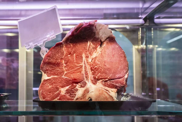 Мясо в мясной лавке . — стоковое фото