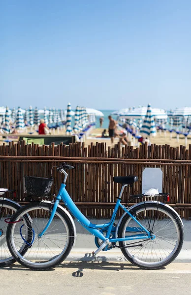 Noleggio biciclette sulla spiaggia. Biciclette blu in strada . — Foto Stock