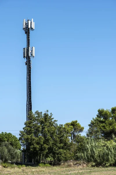 Telekomünikasyon 5G vericileri. Mavi gökyüzünde Gsm anteni. — Stok fotoğraf